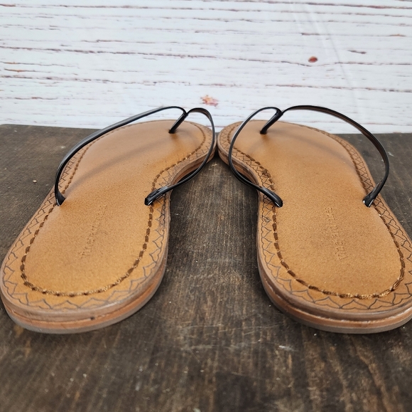 VINEYARD VINES Skinny Strap Patent Leather Flip Flops (8) - Picture 4 of 6